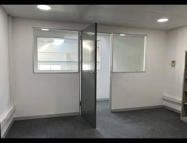 BUSINESS PROPERTY TO RENT IN CLAREMONT
